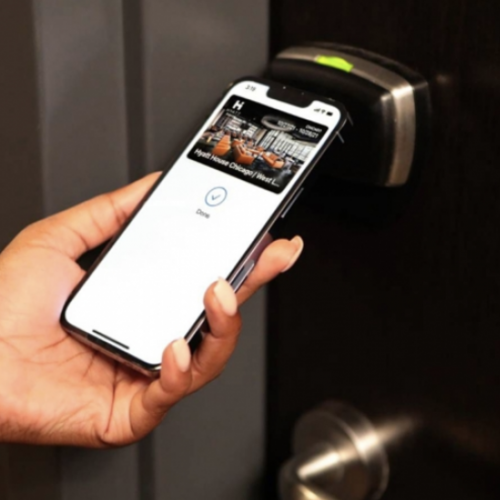 Trên iOS 15 và watchOS 8, Apple đã tích hợp chìa khóa phòng khách sạn trên ví Wallet