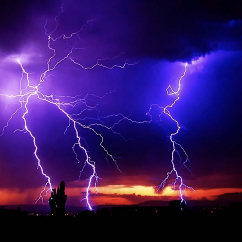 Sử dụng smartphone ngoài trời bão có làm tăng nguy cơ sét đánh? Các chuyên gia nói KHÔNG