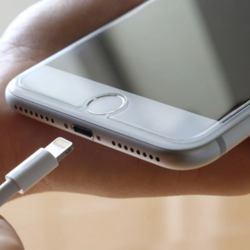 Có nên sạc iPhone qua đêm hay không?